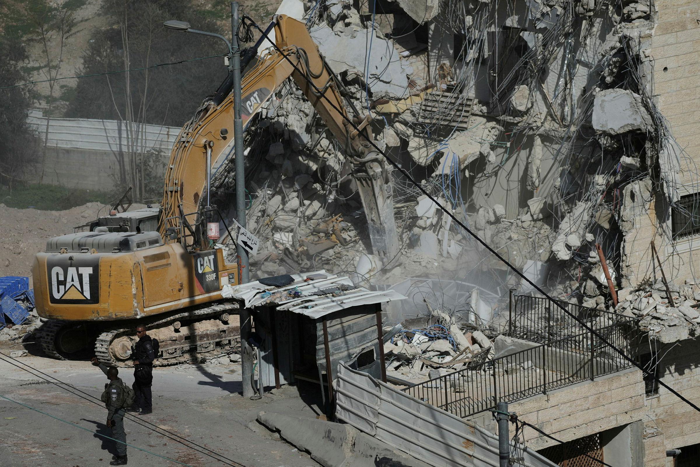 24 wounded in Israeli raid in East Jerusalem to confiscate 