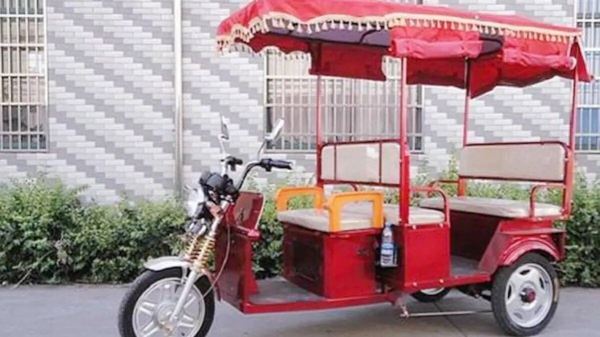 Delhi government moves to regulate e-rickshaws as air quality worsens