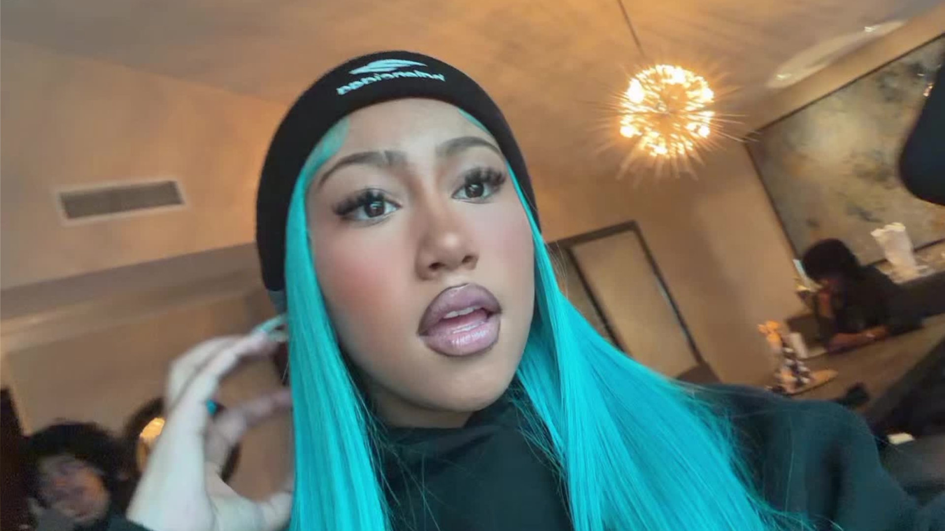 파란 눈과 피부 결점을 가진 긍정적인 요염한 여성이 카메라를 향해 포즈를 취하면서 행복하게 웃고 있는 클로즈업 스튜디오 샷. 인간의  얼굴 표정과 감정 개념 사진 – Unsplash의 얼굴 이미지, image size:1920x1080