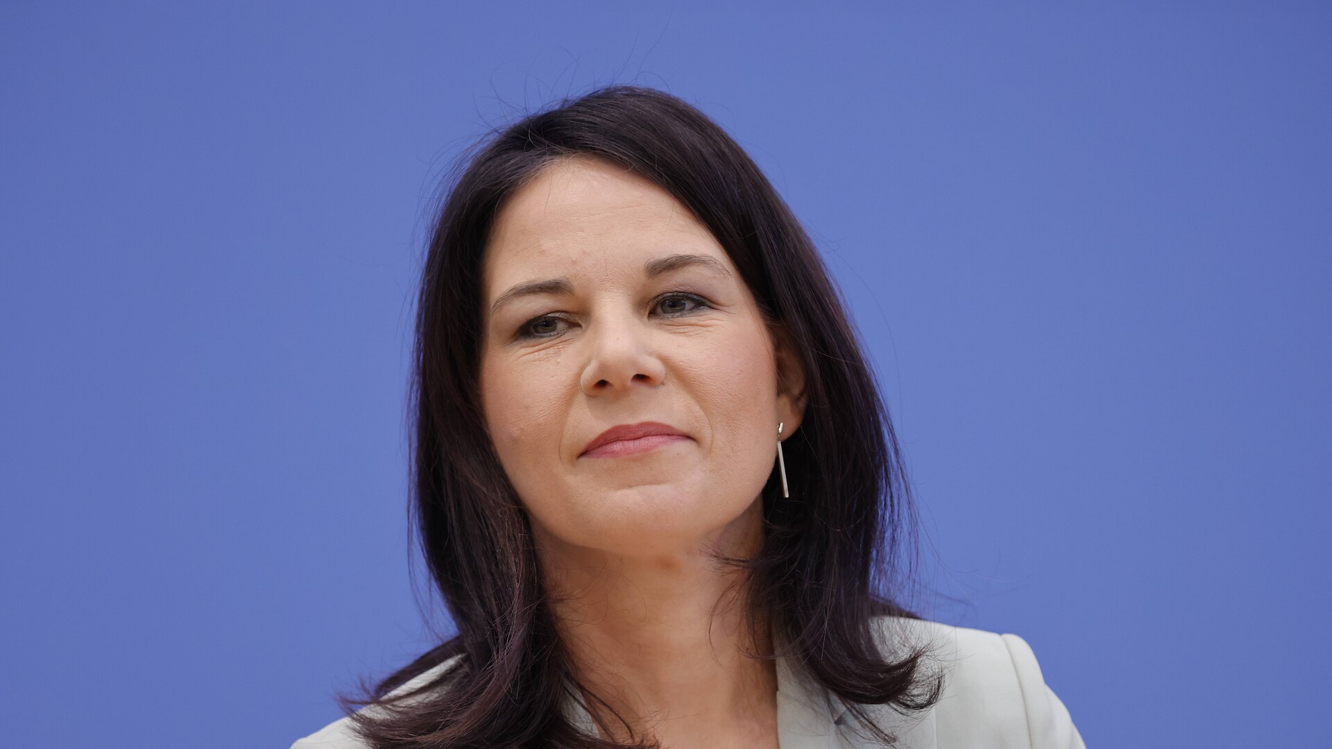 in-boots-und-hosenanzug-annalena-baerbocks-selbstbewusste-sitzpose