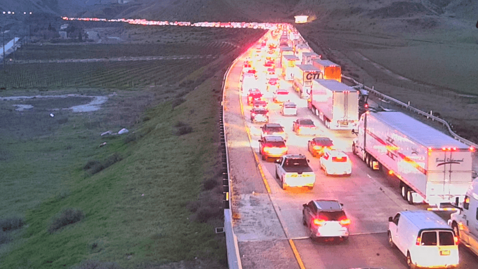 Southbound I-5 partially closed at Grapevine due to big rig fire