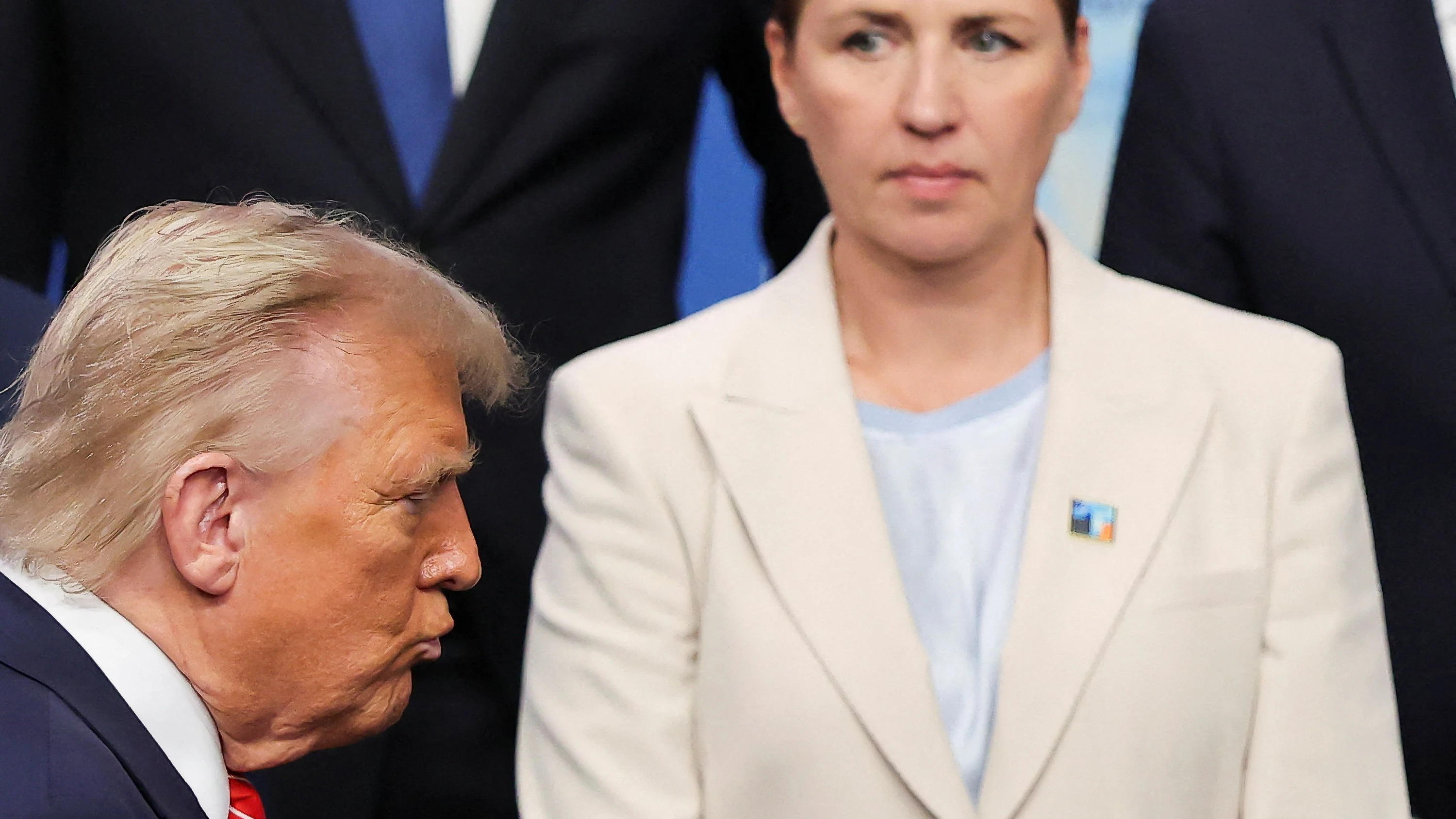 Der amerikanische Präsident Donald Trump und Dänemarks Ministerpräsidentin Mette Frederiksen beim NATO-Gipfel in Den Haag im Juni 2025.