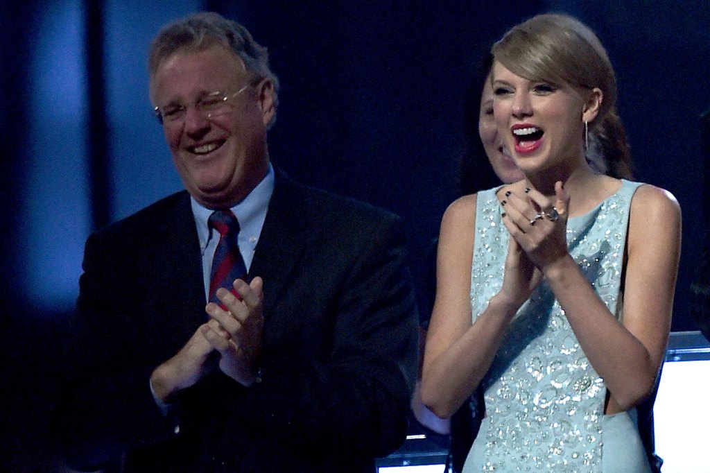 Taylor Swift makes $1 million donation to American Heart Association in honor of her dad<br>