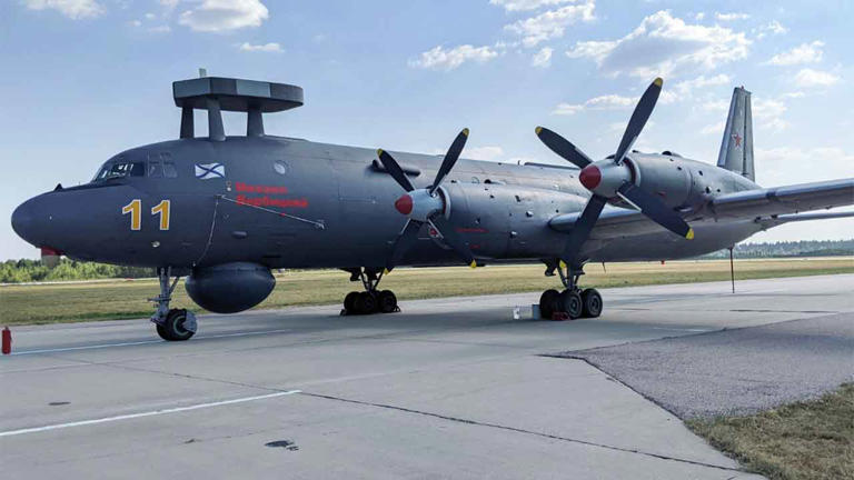 Ukrainsk drone treffer russisk marine IL-38N på flyplassen i Jejsk ...