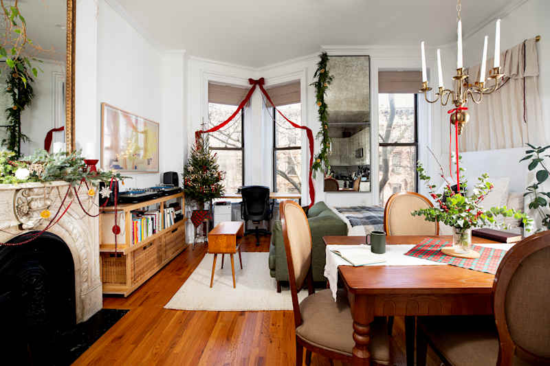This might be the cutest, coziest holiday-decorated studio apartment in ...