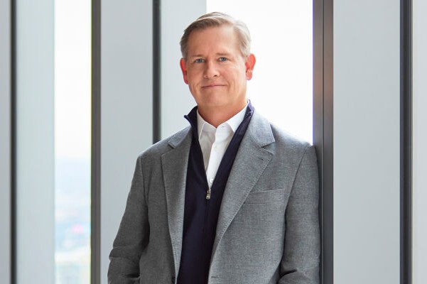 Comcast extiende el contrato de Michael Cavanagh hasta 2029 y le otorga acciones por valor de 35 millones de dólares.