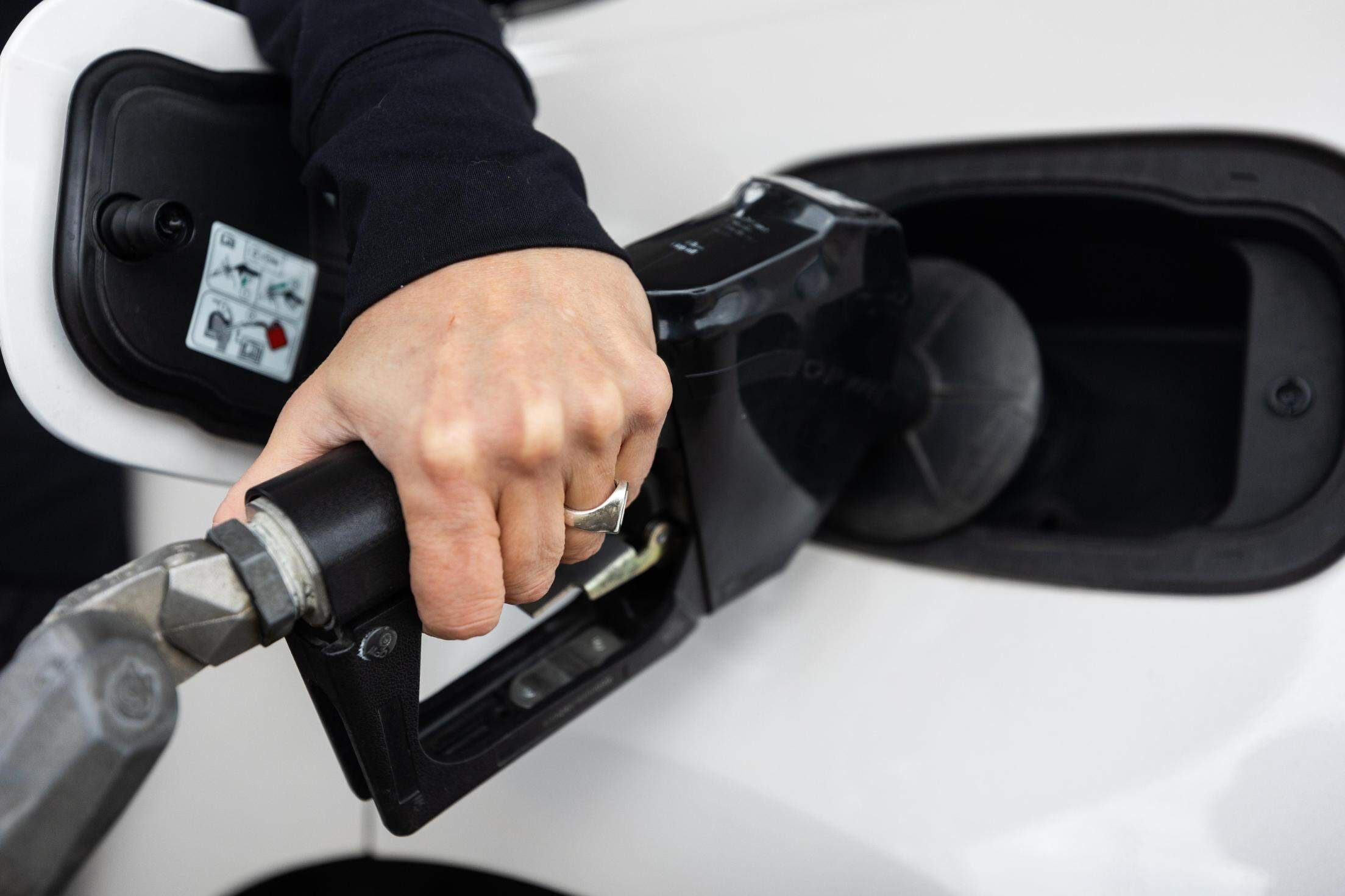 Texas drivers are paying less at the pump. Here's where to find gas ...