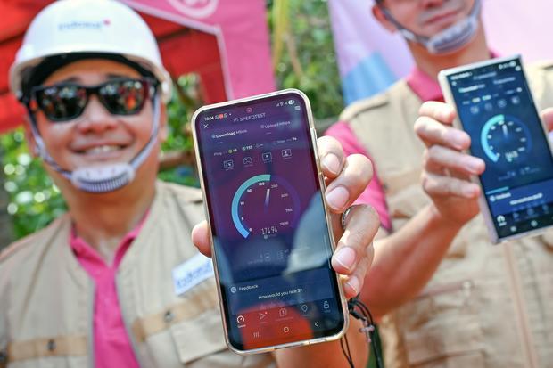 Perang bisnis konglomerat di emiten telekomunikasi: DSSA, INET dan ISAT ...