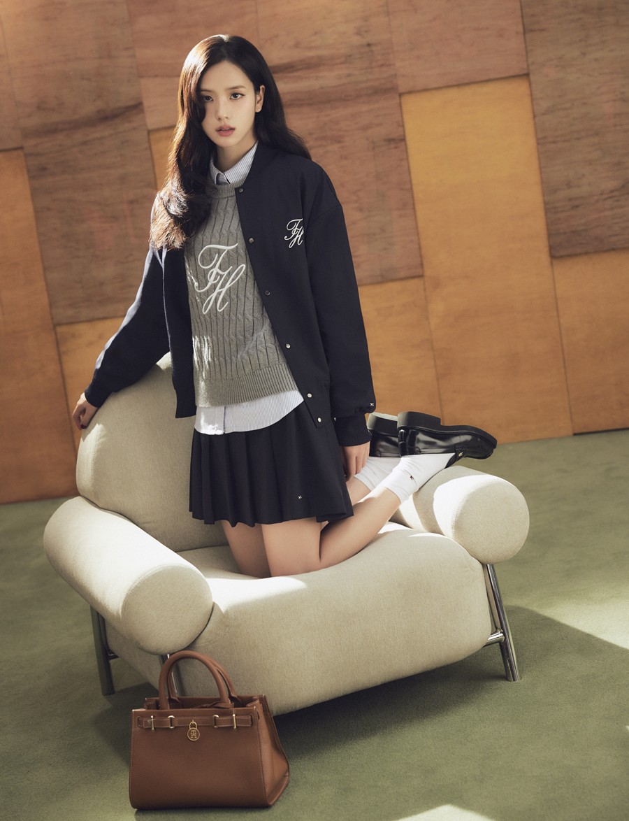 【フォト】BLACKPINKジス、「Tommy Hilfiger」新キャンペーンで洗練されたプレッピー・スタイル披露