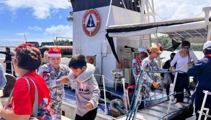 PCG sends ships to ferry stranded travelers to Quezon, Romblon