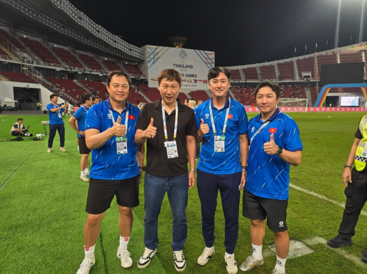 Trợ lý HLV Kim Sang-sik: 'Sức mạnh của bóng đá Việt Nam thật đáng kinh ngạc'