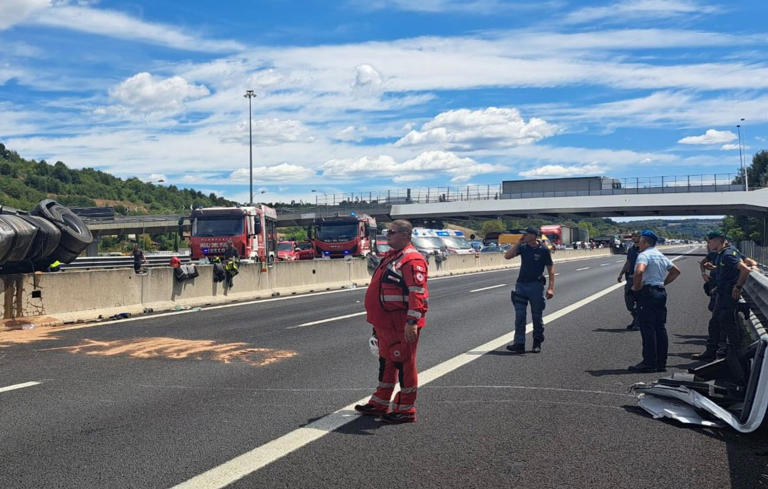 Scontro tra auto e mezzo pesante che va a fuoco sulla A1