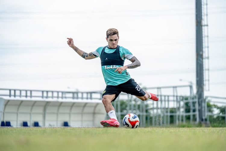 Peringatan Bahaya! Gali Freitas Terancam Absen, Persebaya Surabaya Menghadapi Tantangan Jelang Lawan