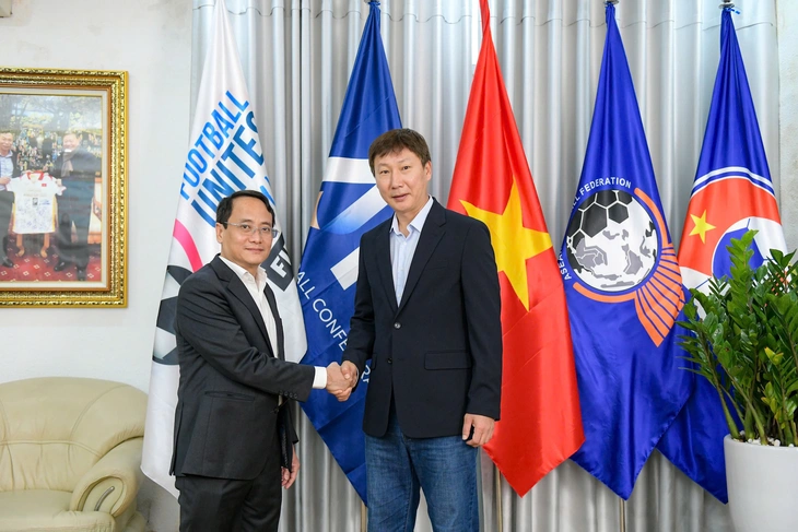 Báo Tuổi Trẻ, PNJ tặng HLV Kim Sang Sik huy chương làm từ 33 chỉ vàng