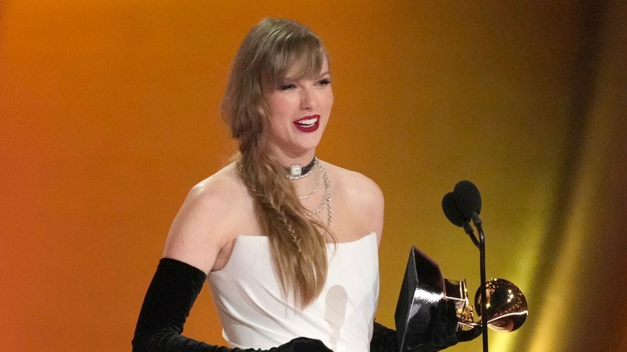 Taylor Swift donates $1M to hunger relief ahead of Christmas<br><br>