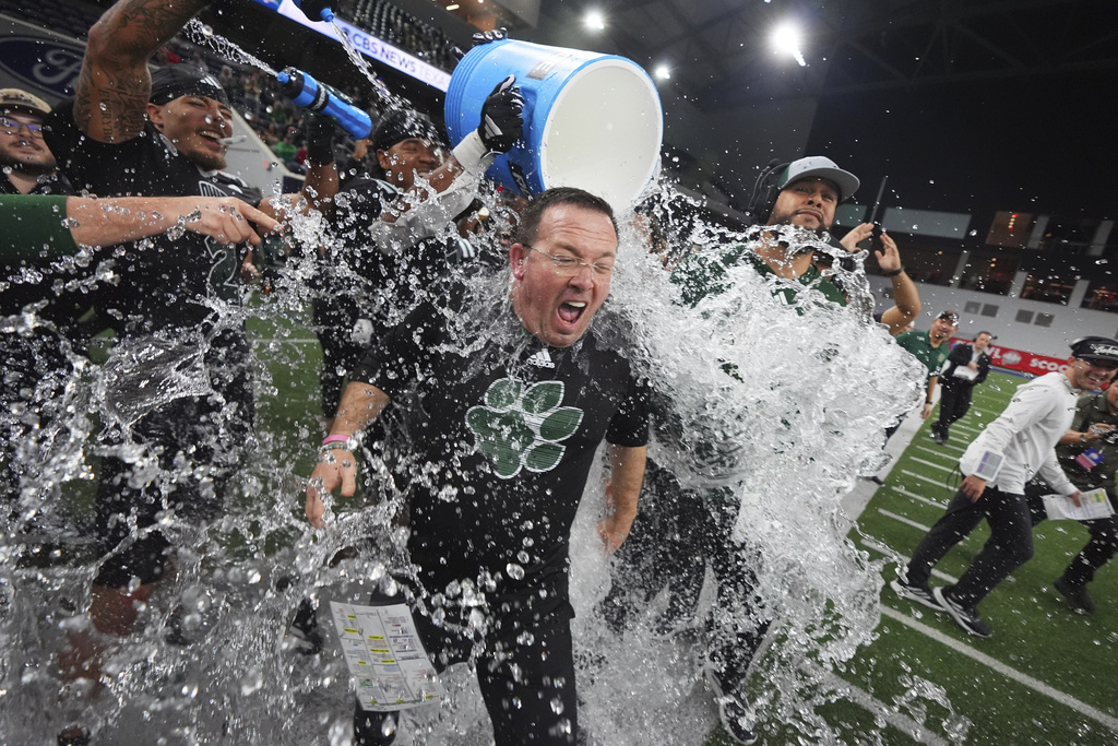 Sieh Bangura runs for 149 yards and a score, helps Ohio beat UNLV 17-10 ...