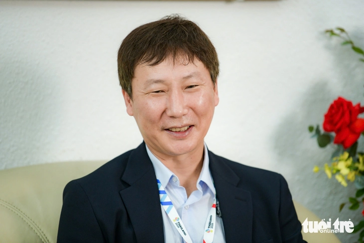 HLV Kim Sang Sik từng muốn độn thổ ở SEA Games 33