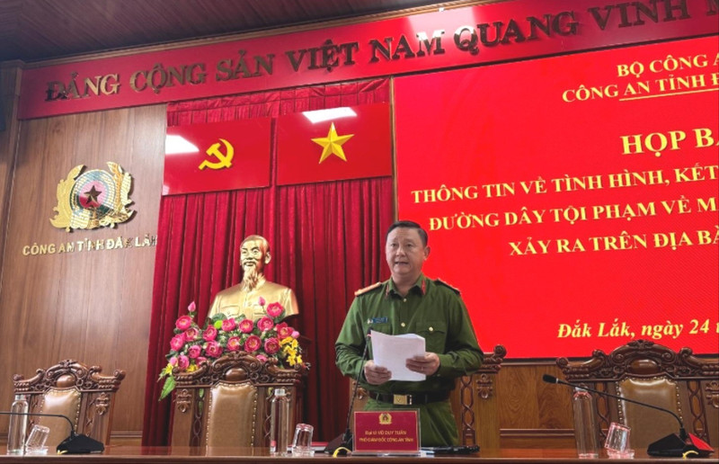 Cảnh sát dùng máy xúc đào bới hàng nghìn m2 tìm ma túy chôn dưới lòng đất