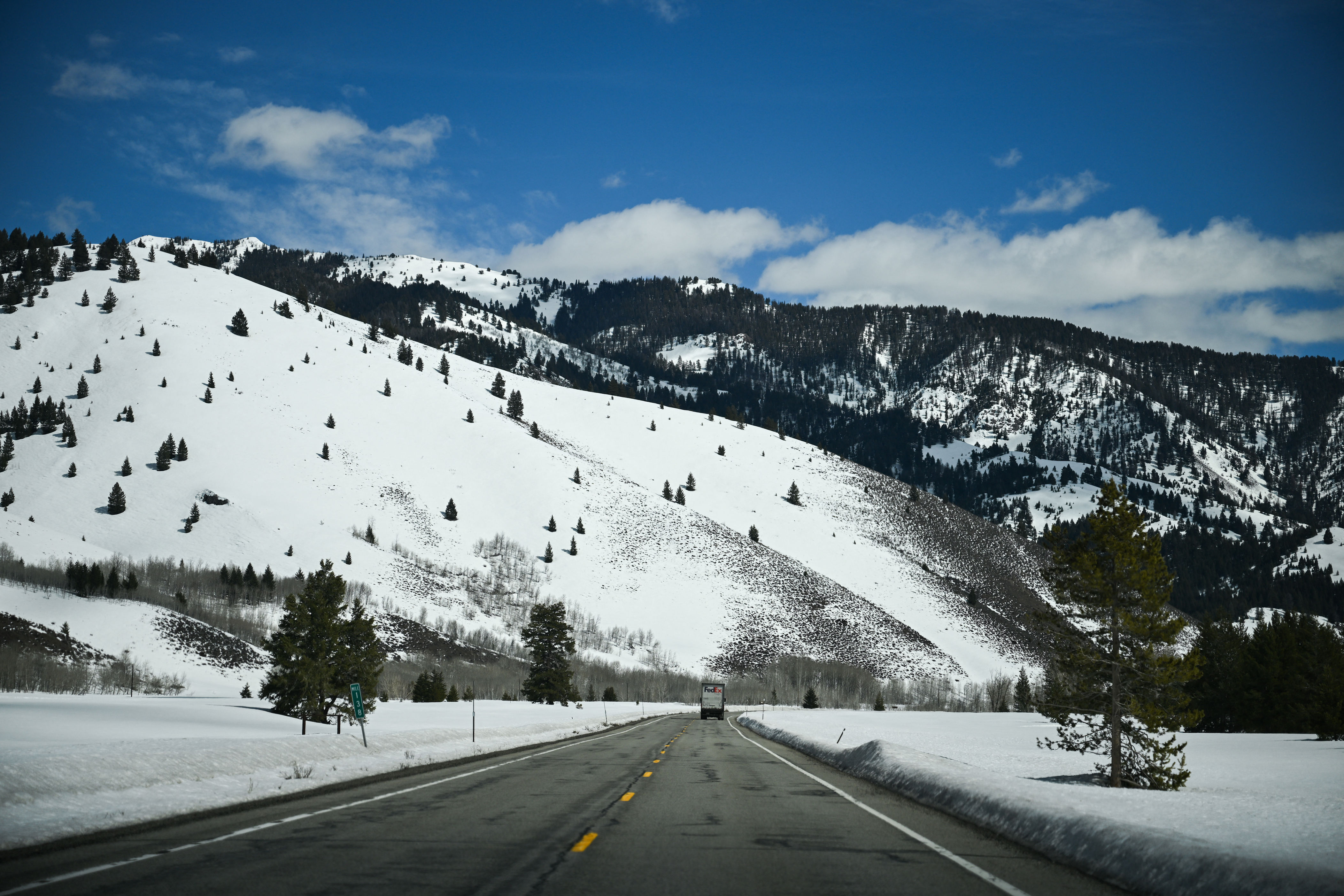 Winter storm warning as 16 inches of snow to strike: "Life-threatening"<br><br>