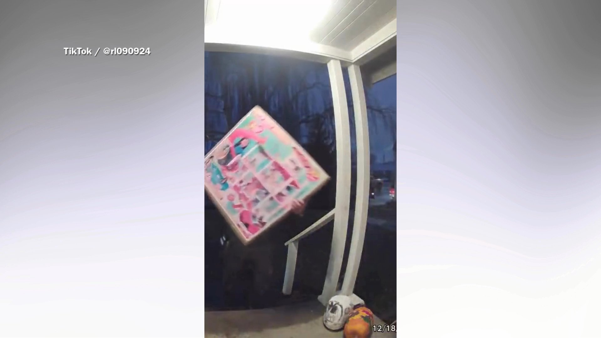 Hearts melt at how delivery driver helps save Christmas