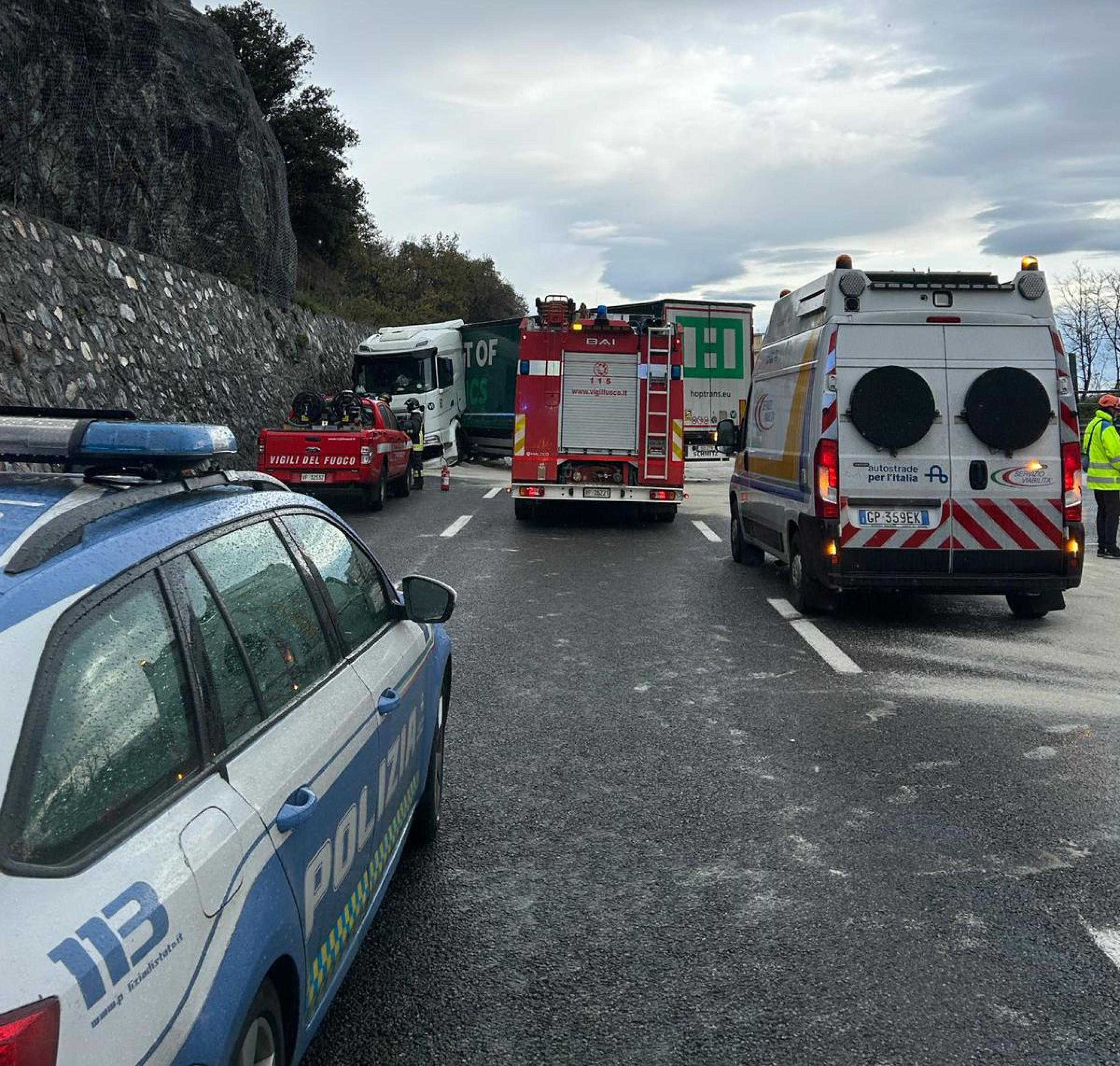 Incidente tra due camion in A10, 2 km di coda