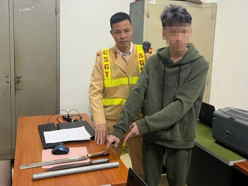 Mang dao và tuýp sắt đi hỗn chiến, thiếu niên 15 tuổi bị cảnh sát giao thông khống chế