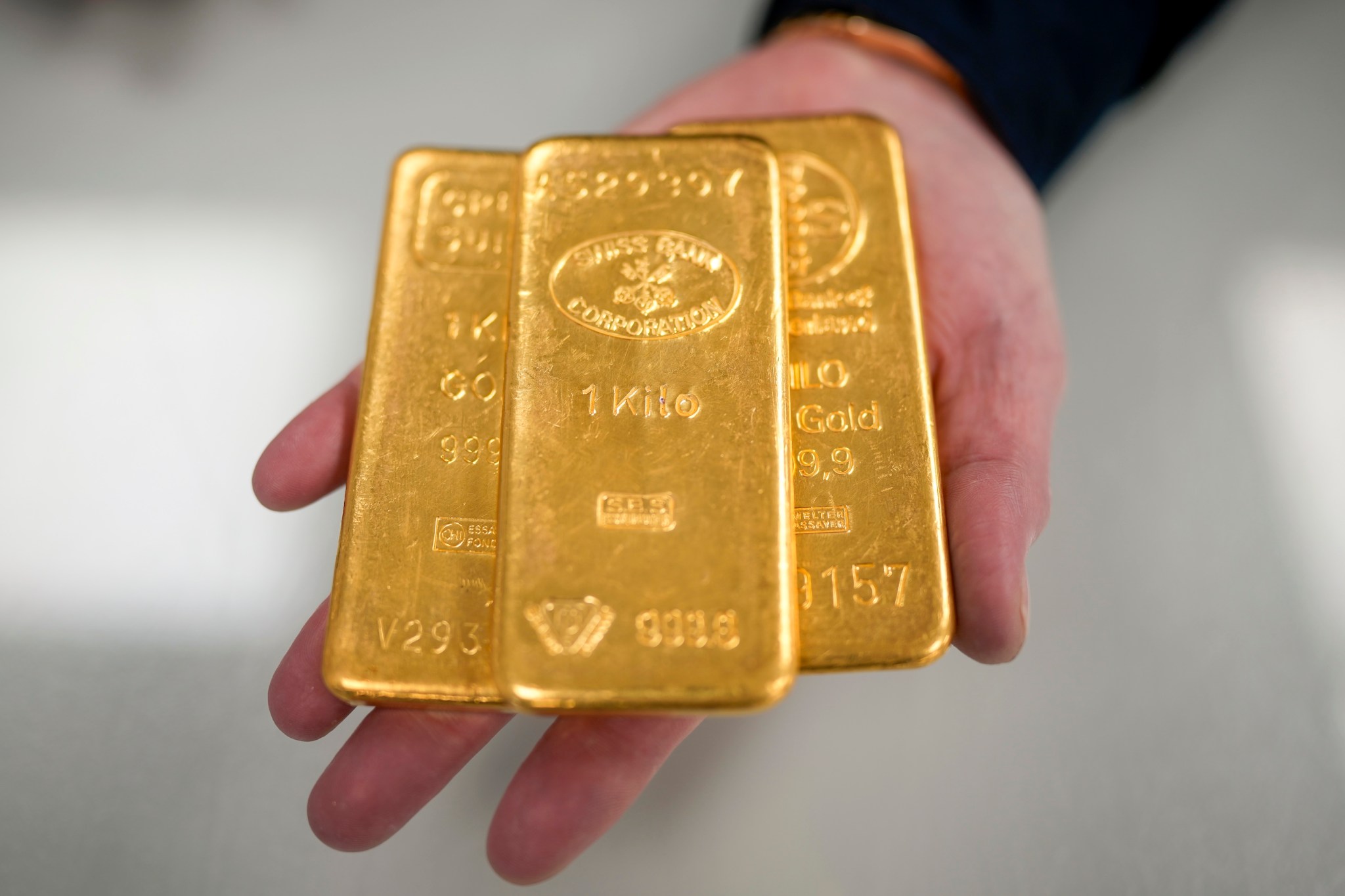 Why gold went through the roof this year—and why its price may have ...
