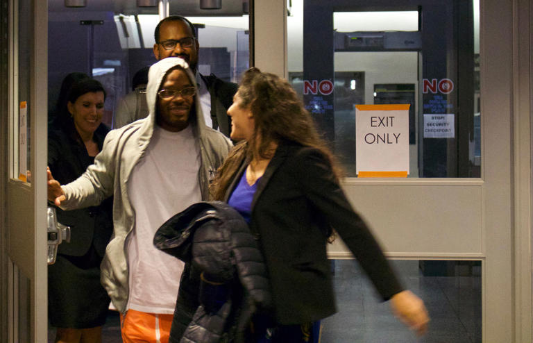 Zavier Johnson y sus abogados salen de la cárcel del condado de Sacramento el 8 de diciembre de 2017, tras la anulación de su condena. (Cortesía del Proyecto Inocencia)