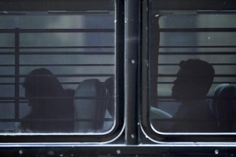 Documentos de ICE revelan plan para retener a 80.000 inmigrantes en almacenes