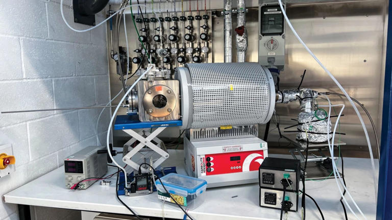 Breakthrough Cambridge reactor recycles 99% of gas to make hydrogen ...
