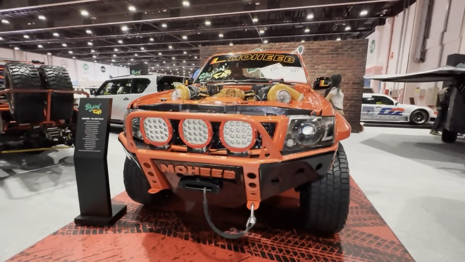 On découvre le salon du tuning d’Abou Dabi avec Alix!