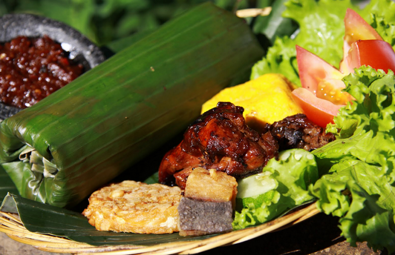 8 rekomendasi tempat makan nasi timbel di Bandung yang enak dan populer ...