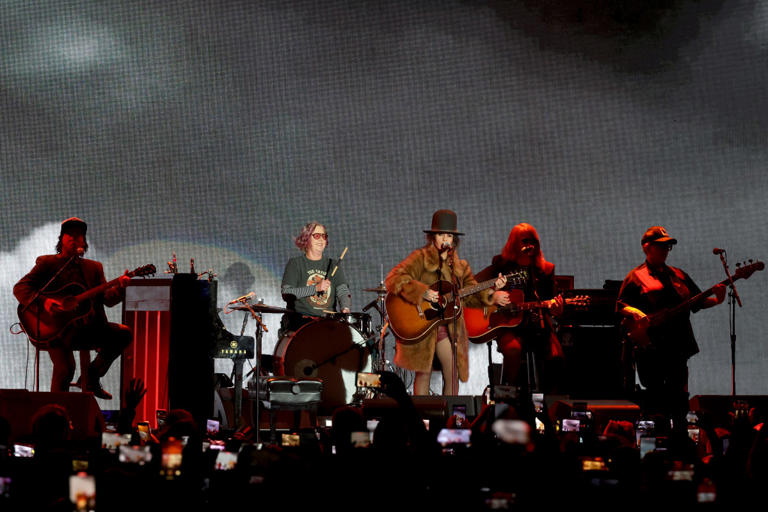 Iconic '90s band teases new song ahead of first album in 33 years