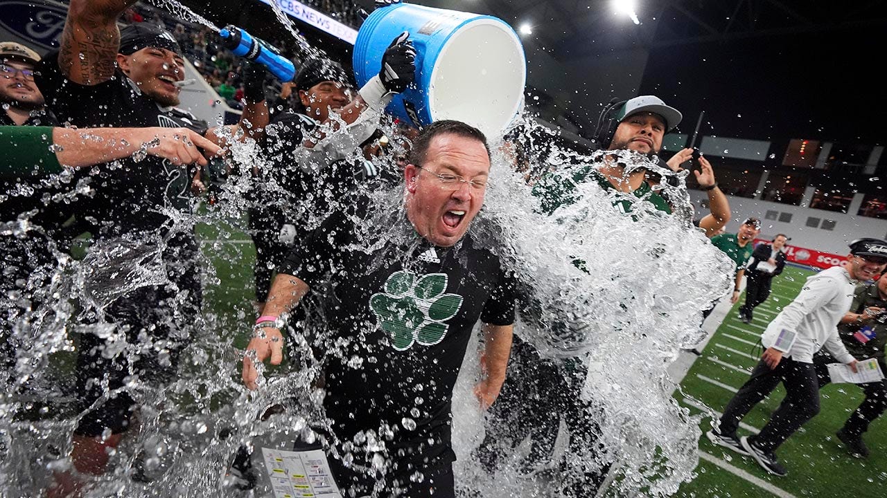 UNLV tight end tackles teammate on goal line in bowl game disaster<br>