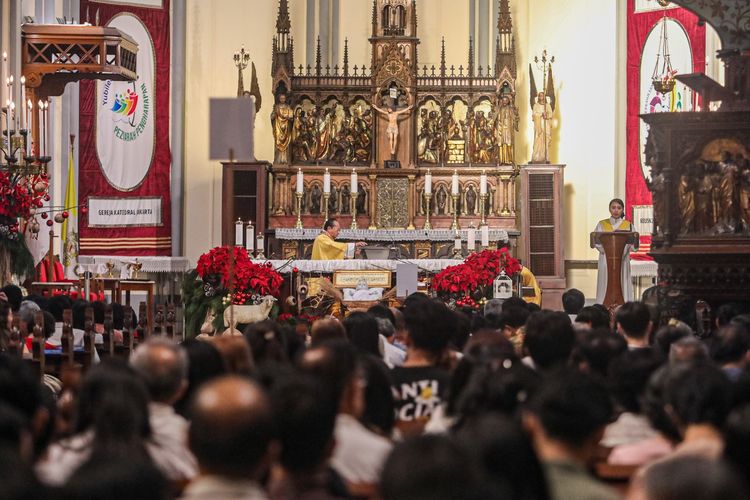 10.000 Umat Katolik Padati Katedral Jakarta dalam Misa Natal 2025