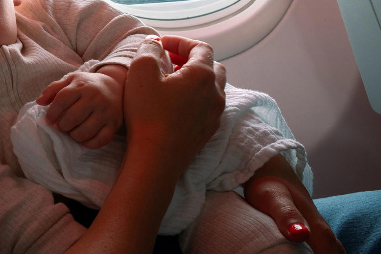 Couple refuses to stop reclining seats on flight with baby behind them ...
