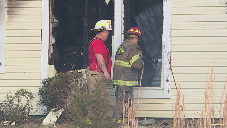 Multiple crews respond to building fire in Davidson County on Christmas Eve