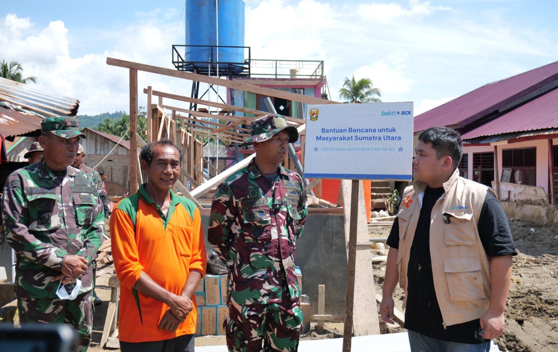 BCA Mengunjungi Batang Toru, Membangun Sumur Bor dan MCK untuk Warga Terdampak Bencana