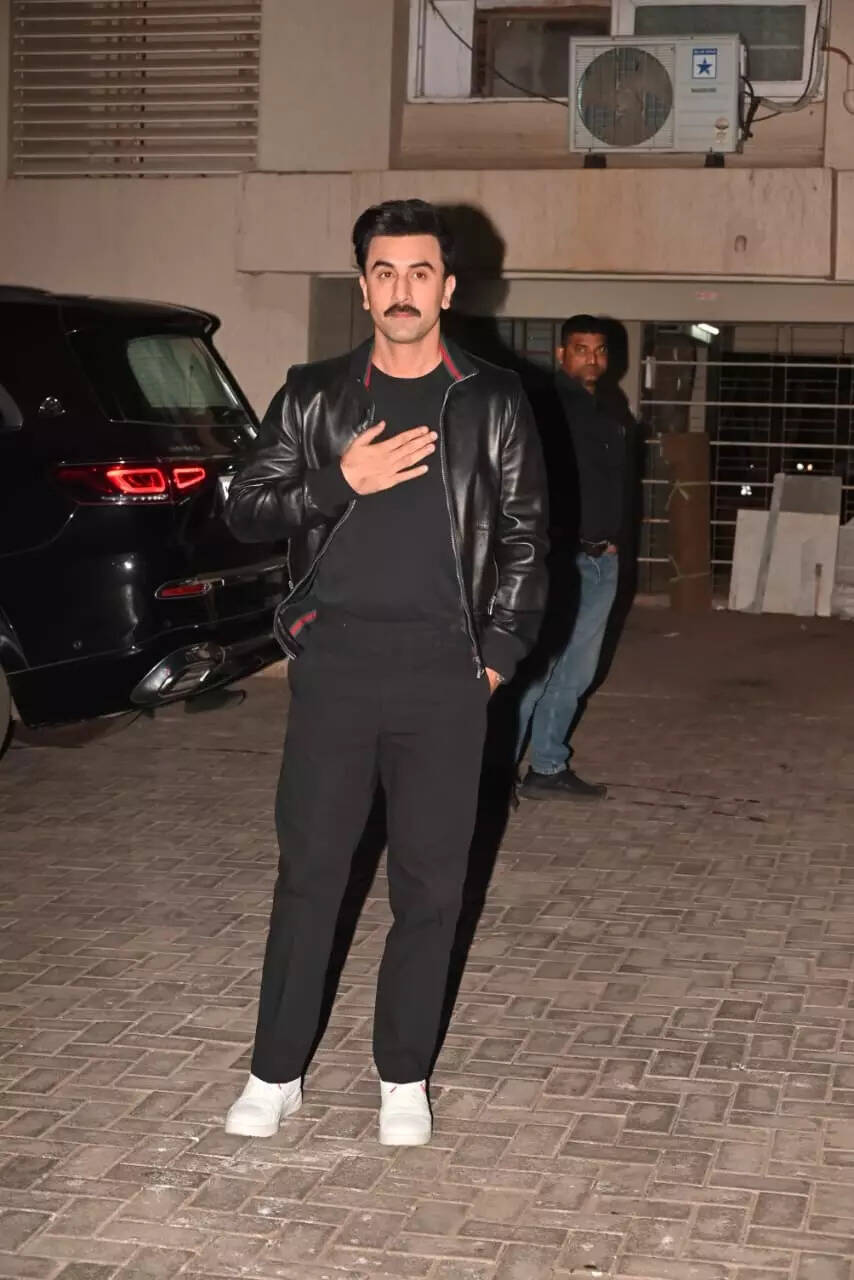 Ranbir Kapoor, Neetu Kapoor, Riddhima Kapoor Sahni and her daughter ...