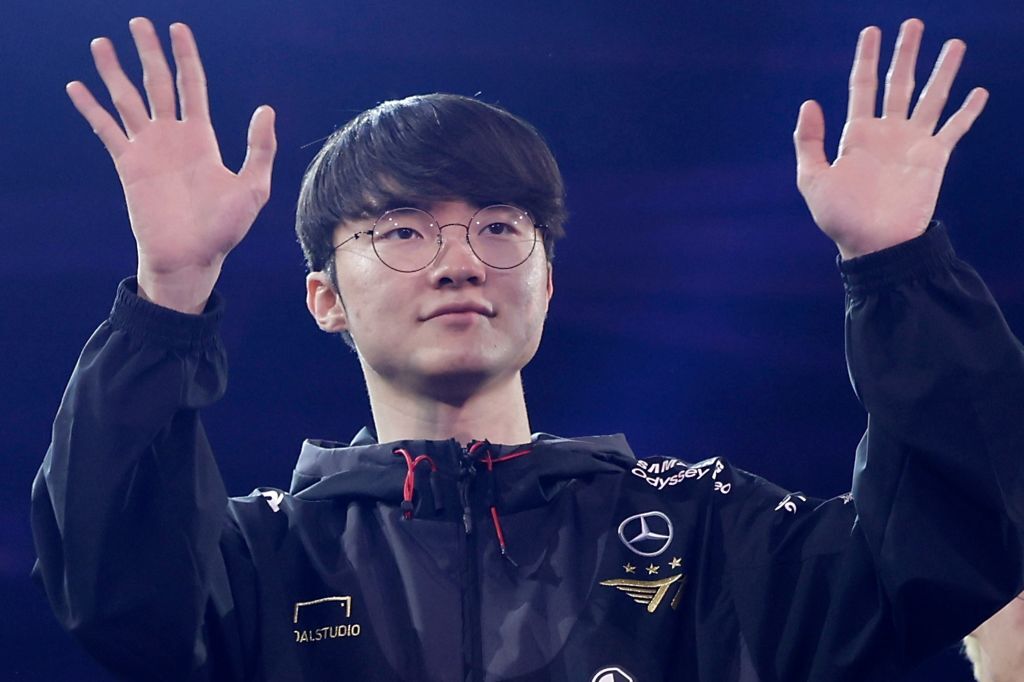 With this mouse and keyboard, Faker won 6 LoL world titles