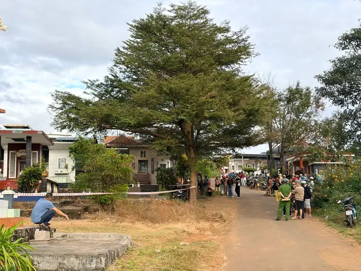 Người dân tập trung tại khu vực nghĩa trang Pleiku, phường Diên Hồng, tỉnh Gia Lai, nơi phát hiện sự việc - Ảnh: V.N.