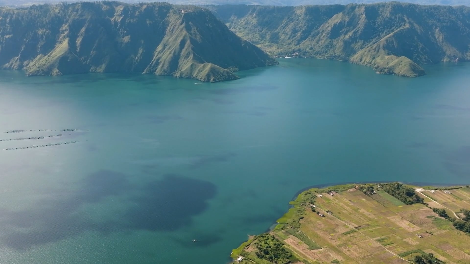 Sumatra, Indonesia: Drooni löysi luonnonihmeiden saaren