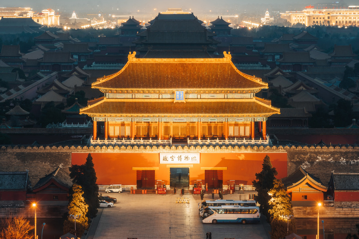 夜游故宫神武门｜从万春亭俯瞰紫禁城的“昼夜切换”，郭沫若题匾背后藏着啥秘密?