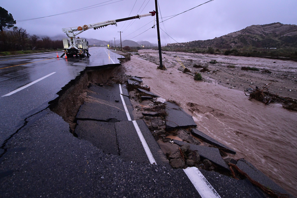 Powerful holiday storm lashes Southern California and brings flash ...