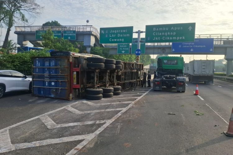 Truk Kontainer Terbalik Akibat Langgar Aturan Nataru di JORR