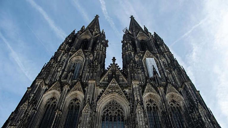 Maskierter Mann vor dem Altar: Störung beim Weihnachtsgottesdienst im ...