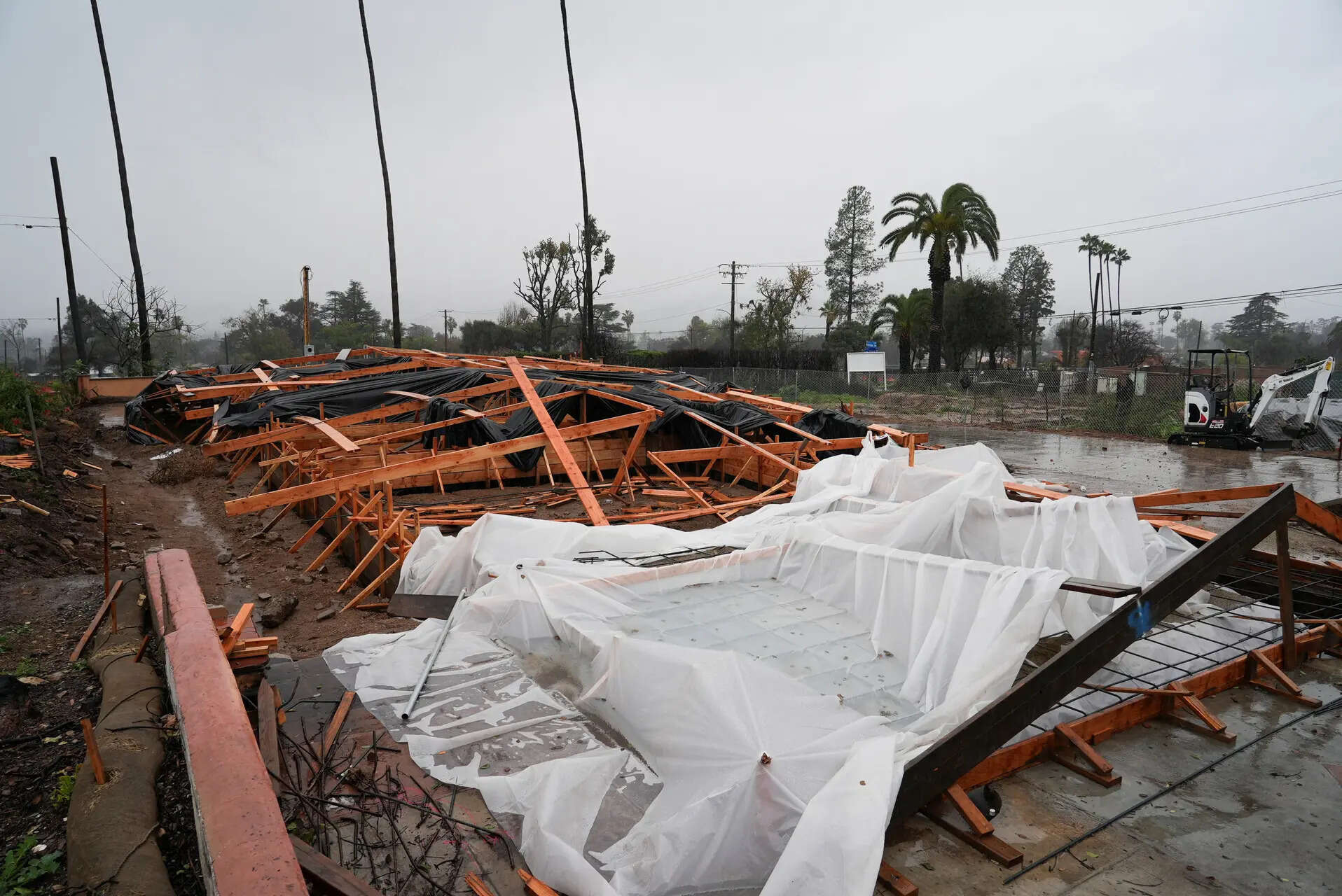 Powerful holiday storm lashes southern California, brings flash floods ...