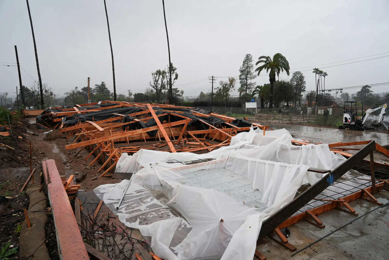 Powerful holiday storm lashes southern California, brings flash floods ...