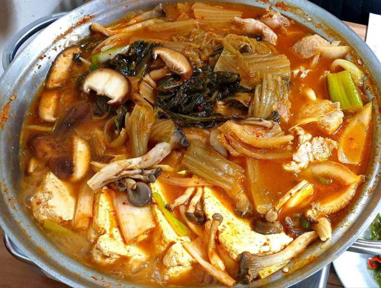 집밥 같은 정성과 든든함을 한 상에 담아내는 백반 맛집 5곳