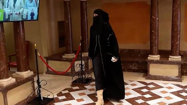 Вирджиния Мартинес укрылась с головы до ног, чтобы войти в зал, к удивлению коллег в костюмах и платьях